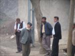 köy meydan�nda bir grup köylü...