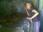 k�y f�r�n�nda bir an� ekmek sefas�...