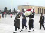 mozoleye �elenk g�t�ren askerlerimiz...