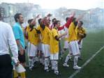 MAHALLEM�Z�N TAKIMI �AMP�YONLUK MA�INA �IKIYOR....